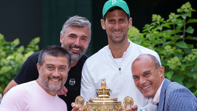 Novak Djokovic und sein Team mit Goran Ivanisevic (oben L), Edoardo Artaldi (unten R) und Ulises Badio. (Bild: AFP/Bob Martin)