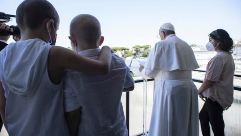 Nach seiner Operation war der Papst am 11. Juli erstmals wieder im Einsatz und sprach das Sonntagsgebet vom Balkon des Krankenhauses Agostino Gemelli Polyclinic. Patienten der onkologischen Abteilung durften ihn dabei begleiten. (Bild: Vatican Media)