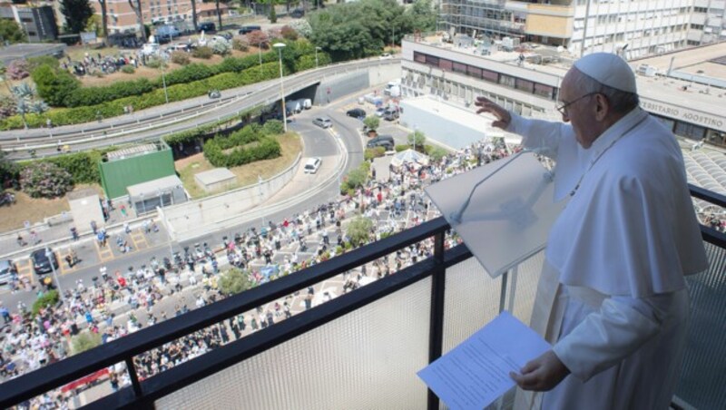 Der Papst grüßt seine Anhänger vom Balkon des Krankenhauses. (Bild: VATICAN MEDIA / AFP)