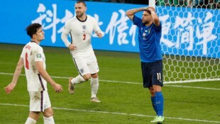 Domenico Berardi (R) stehen die Haare zu Berge. (Bild: AFP)