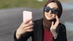 Im Iran liegt eine junge Frau (Symbolbild) nach ihrer Festnahme durch die Sittenpolizei im Koma. Ihr wird vorgeworfen, ihr Kopftuch nicht richtig getragen zu haben. (Bild: stock.adobe.com)