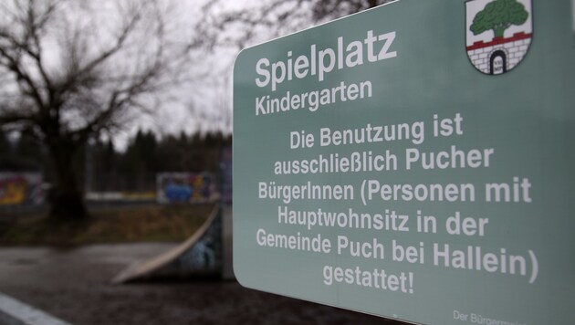 Diese Schilder stehen am Spielplatz beim Kindergarten in Puch bei Hallein. (Bild: Tröster Andreas)