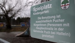 Diese Schilder stehen am Spielplatz beim Kindergarten in Puch bei Hallein. (Bild: Tröster Andreas)