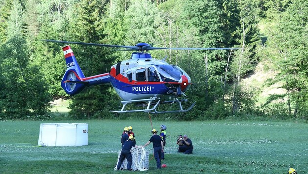 Polizei, Heer und Sonderdienst rückten nach Gutenstein an. (Bild: Huber Patrick)