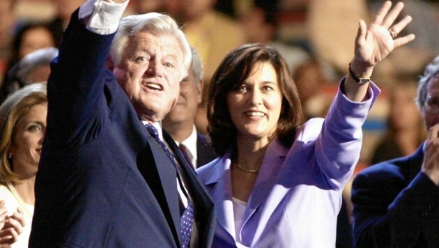Senator Ted Kennedy (mit Gattin Vicky) war Bruder des Präsidenten John (Bild: AP/CHARLES KRUPA)