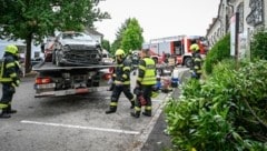 Der 86-jährige Lenker raste mit seine VW Tiguan in eine größere Menschenansammlung direkt vor dem Stift St. Florian. (Bild: Alexander Schwarzl)