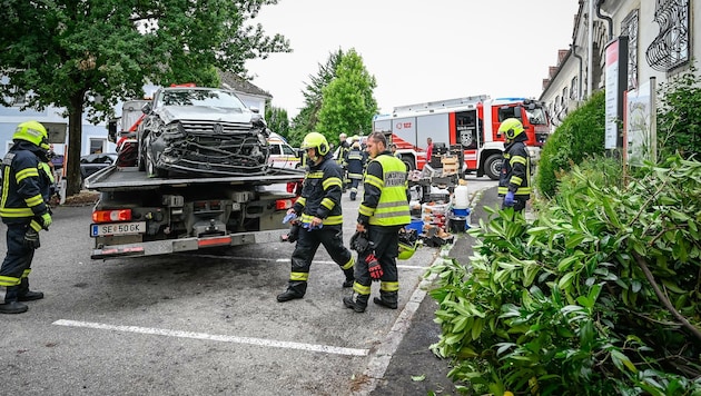 Der 86-jährige Lenker raste mit seine VW Tiguan in eine größere Menschenansammlung direkt vor dem Stift St. Florian. (Bild: Alexander Schwarzl)