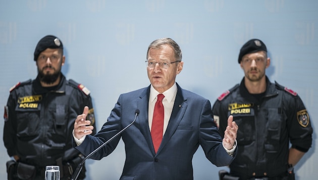 LH Thomas Stelzer (ÖVP) wurde bei der Pressekonferenz im Linzer Landhaus von zahlreichen Polizisten „bewacht“. (Bild: Land OÖ/ Max Mayrhofer)