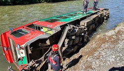 Die Bahn stürzte in die Mur. (Bild: WASSERRETTUNG LV SALZBURG)