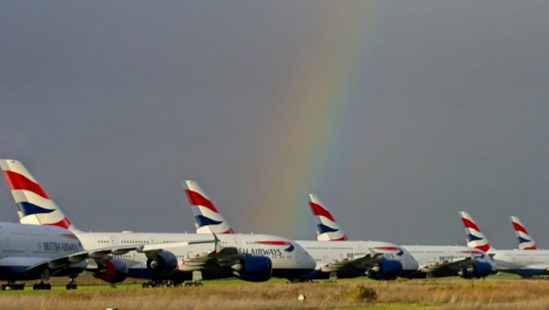 Unter dem Regenbogen: Immer mehr Fluglinien setzen auf geschlechtergerechte Kommunikation. (Bild: AFP/GUILLAUME SOUVANT)