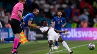 Giorgio Chiellini reißt Bukayo Saka nieder (Bild: AP)