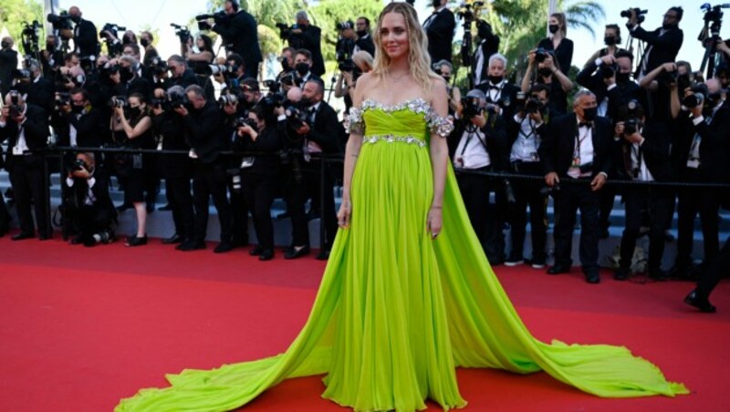 Chiara Ferragni in einer grünen Robe von Giambattista Valli am Red Carpet in Cannes (Bild: AFP)