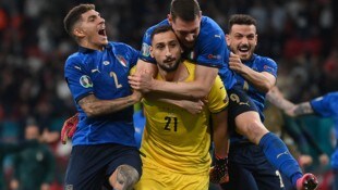 Gianluigi Donnarumma wird von seinen Teamkollegen gefeiert. (Bild: AFP)