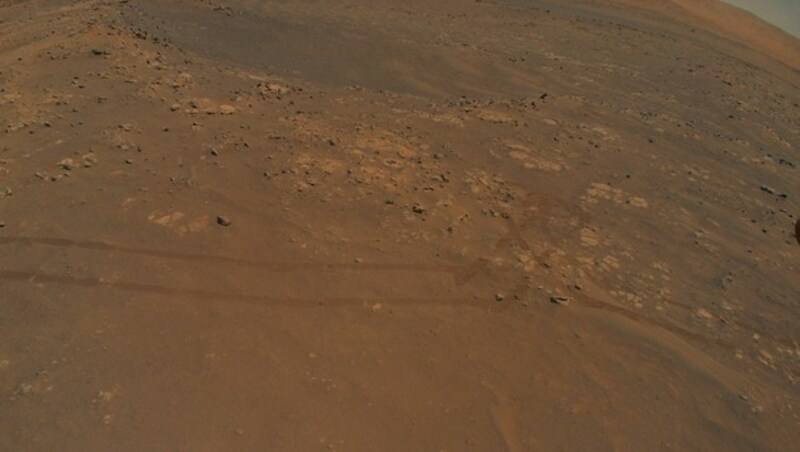 Die Spuren des Rovers „Perseverance“ auf der Mars-Oberfläche, aufgenommen von „Ingenuity“ (Bild: NASA/JPL-Caltech/ASU)