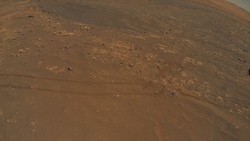 Die Spuren des Rovers „Perseverance“ auf der Mars-Oberfläche, aufgenommen von „Ingenuity“ (Bild: NASA/JPL-Caltech/ASU)
