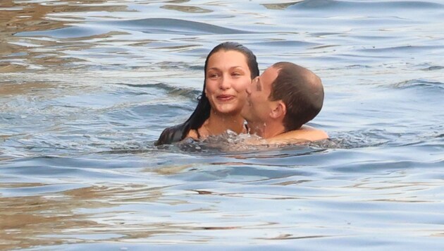 Bella Hadid planschte vorm Cap von Antibes mit ihrem Marc im Mittelmeer. (Bild: www.viennareport.at)