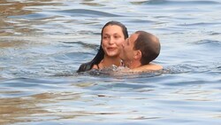Bella Hadid planschte vorm Cap von Antibes mit ihrem Marc im Mittelmeer. (Bild: www.viennareport.at)