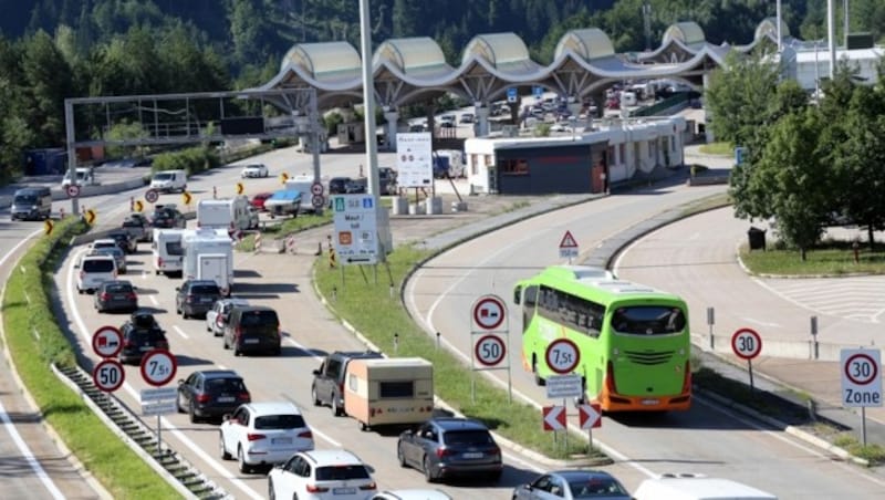 Bei der Ausreise über den Karawankentunnel muss man derzeit mit Wartezeiten rechnen. (Bild: APA/DANIEL RAUNIG (Symbolbild))