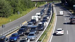 Stillstand herrscht aktuell nicht nur auf der A11 Richtung Slowenien (siehe Bild). Auf der A10 staut es sich aufgrund von Blockabfertigungen bereits bis Spittal zurück. (Bild: APA/DANIEL RAUNIG)