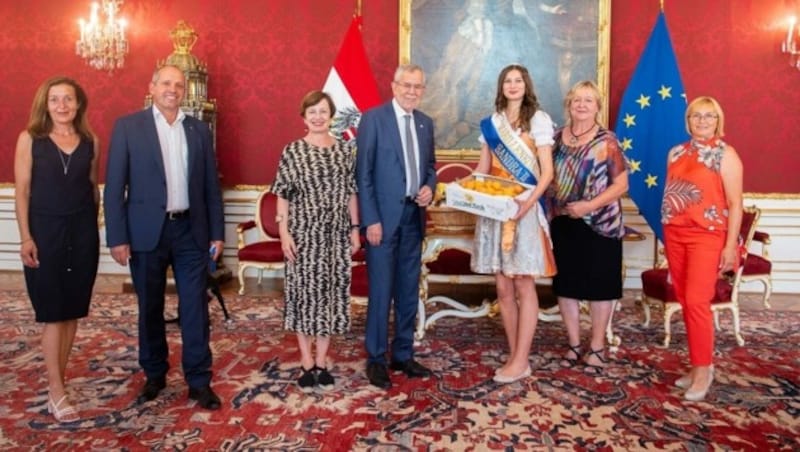 Eine Delegation brachte dem Bundespräsidenten bereits eine Kostprobe in die Hofburg nach Wien (re.). (Bild: Carina KARLOVITS)