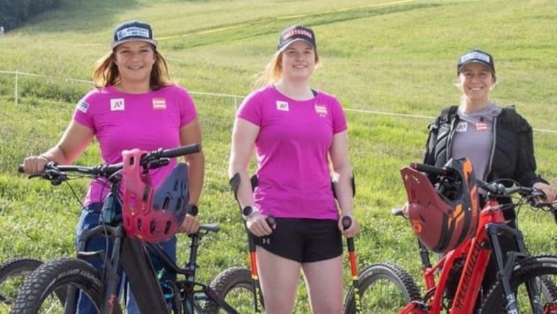 In ihrer neuen Weltcup-Trainingsgruppe um Ramona Siebenhofer konnte Lisa Grill (re., mit Krücken) heuer im Sommer nicht viele Einheiten mitmachen. (Bild: GEPA pictures/ Harald Steiner)