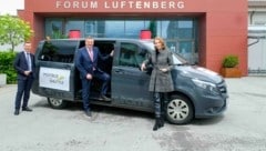 Günther Steinkellner (M.), Alfred Loidl und Michaela Huber (ÖBB) vorm Postbus-Shuttle. (Bild: Einöder Horst)