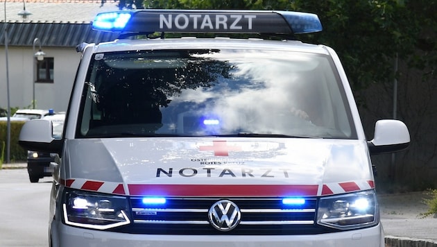 In addition to the ambulance and emergency doctor (symbolic image), the police and fire department were also deployed. (Bild: P. Huber (Symbolbild), Krone KREATIV)