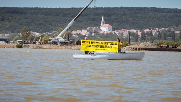 Greenpeace protestiert gegen ein ungarisches Mega-Projekt, das den Neusiedler See um seinen Welterbe-Status bringen könnte. (Bild: Mitja Kobal)