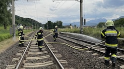 Auf der Tauernbahnstrecke brannten im Bereich Rothenthurn mehrere Bahnböschungsabschnitte. (Bild: Feuerwehr Olsach-Molzbichl)