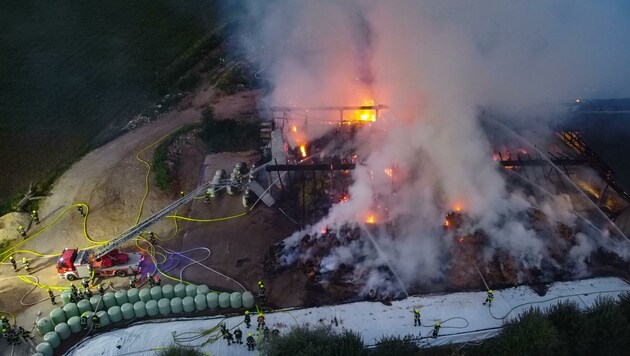 Das Feuer loderte im Futterlager des Hofs in Nußbach (Bild: Lauber/laumat.at Matthias)
