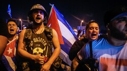 In Miami demonstrierten Menschen aus Solidarität mit den regierungskritischen Protesten in Kuba. (Bild: APA/AFP/Eva Marie UZCATEGUI)