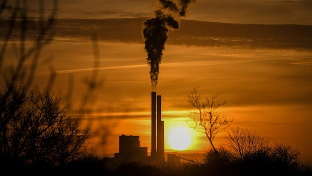Laut einer Studie hat der Verbrauch fossiler Energie - hier ein Kohlekraftwerk in Frankreich - seinen Zenit überschritten. (Bild: APA/AFP/Loic Venance)