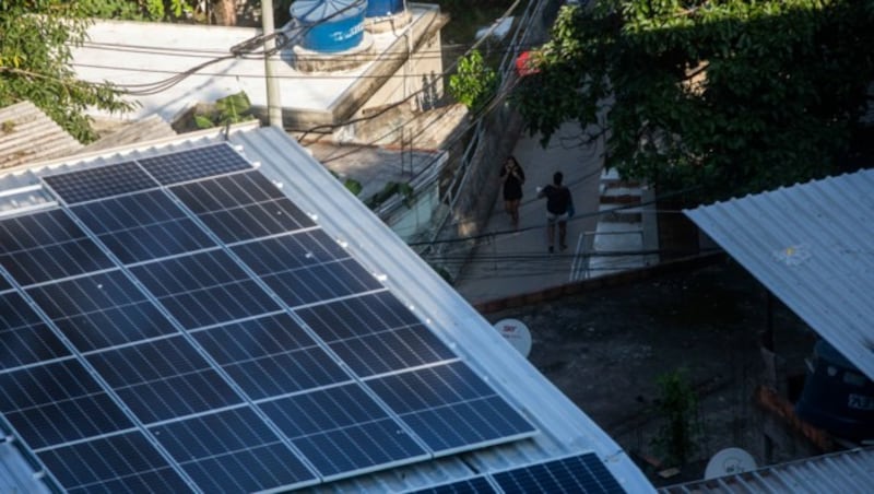 Eine Fotovoltaik-Anlage auf einem Dach in einem Elendsquartier in Rio de Janeiro (Bild: AP)