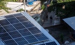 Eine Photovoltaik-Anlage auf einem Dach in Rio de Janeiro (Archivbild)
