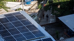 Eine Photovoltaik-Anlage auf einem Dach in Rio de Janeiro (Archivbild)