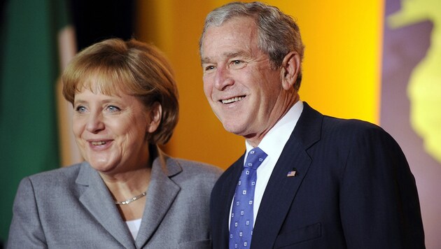 Ein Bild aus dem Jahr 2008: Ex-US-Präsident George W. Bush und Deutschlands Kanzlerin Angela Merkel (Bild: AFP)