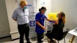 Premierminister Boris Johnson zu Besuch in einem Impfzentrum in London (Bild: APA/AFP/POOL/Alberto Pezzali)