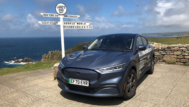 Der Ford Mustang Mach-E erreichte nach über 1350 Kilometern und zwei Ladestopps Land‘s End. (Bild: Ford)