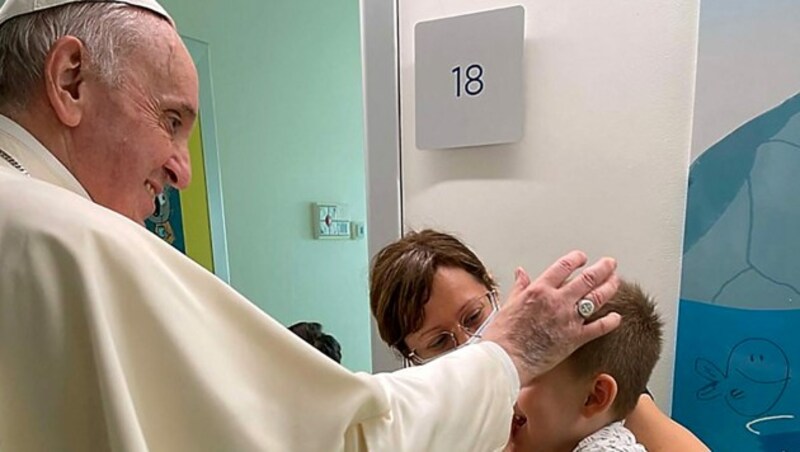 Der Papst zu Besuch auf der Kinderkrebsstation (Bild: APA/AFP/VATICAN MEDIA/Handout)