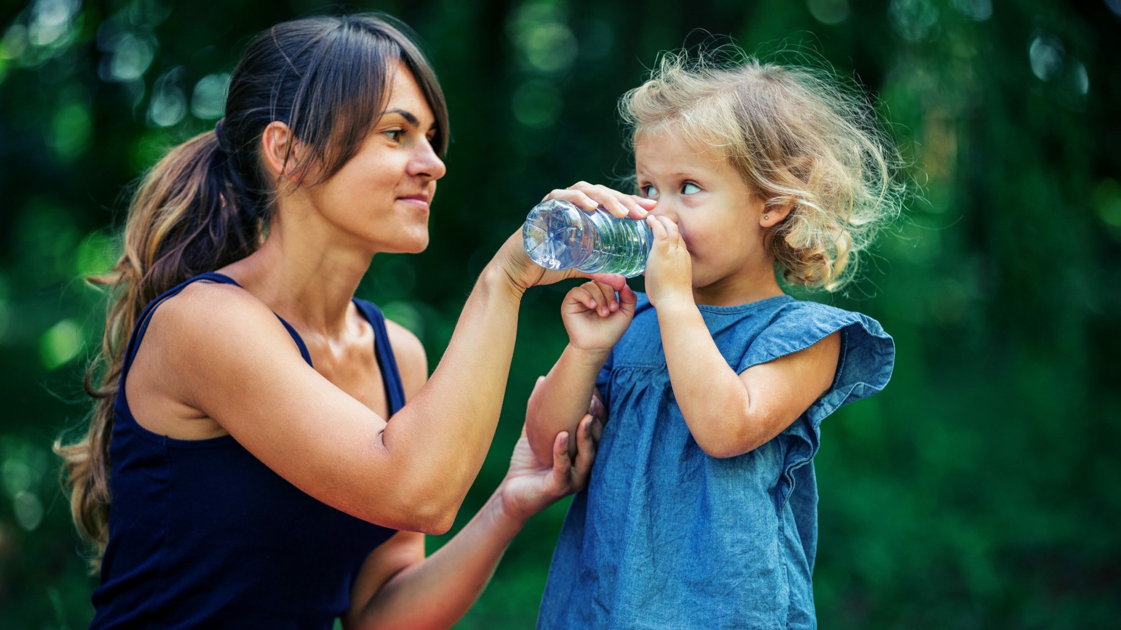 Мама дает ролики. Семья пьет воду. Мама пьет воду. Мама дает воду. Мама с ребенком пьют воду.