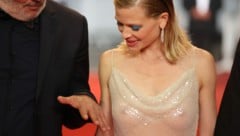 Mutiger Look: Die französische Schauspielerin Melanie Thierry überließ in Cannes wenig der Fantasie. (Bild: APA / Photo by Valery HACHE / AFP)