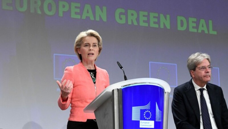 Kommissionspräsidentin Ursula von der Leyen und Wirtschaftskommissar Paolo Gentiloni bei der Präsentation des Klimaschutzprogramms (Bild: APA/AFP/JOHN THYS)