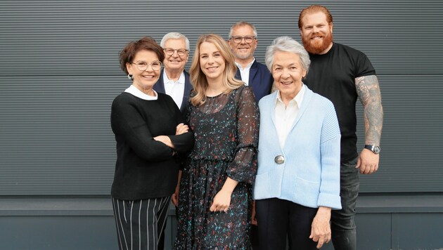 Die Familie Pfister aus dem Zillertal hält zusammen (von links): Margit, Franz, Mona, Peter F., Margot und Sebastian. (Bild: Pfister)