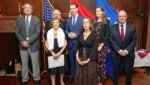 Bundeskanzler Kurz mit sechs neuen österreichischen Staatsbürgern „im Andenken an Eltern und Großeltern“. (Bild: Arno Melicharek)