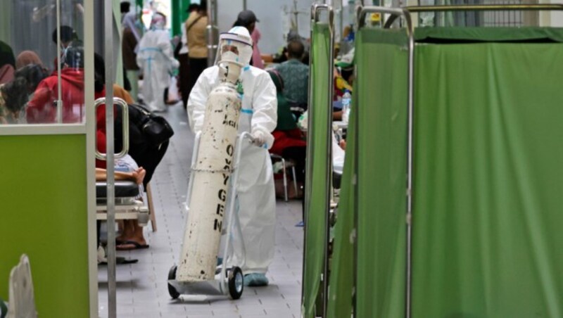 Die Sauerstoffvorräte in Indonesien gehen langsam zur Neige - das verschärft die Situation zusätzlich. (Bild: AP/Trisnadi)