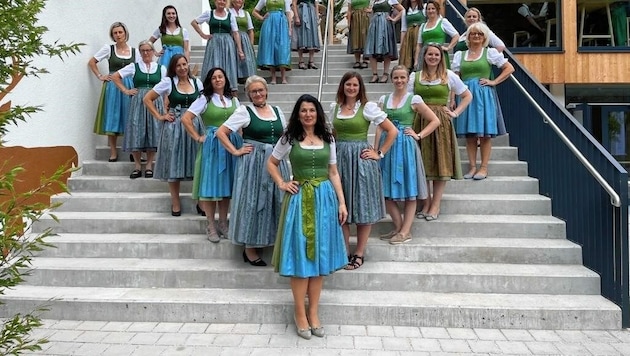 Steirische Jägerinnen (im Bild vorne Marion Kranabitl-Sarkleti) präsentieren stolz ihr fesches, neues Dirndl. (Bild: Peter Jukel / Steirische Jägerin)