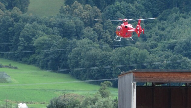 Der Verletzte wurde mit dem Notarzthubschrauber in das Krankenhaus gebracht. (Bild: Zoom.Tirol)