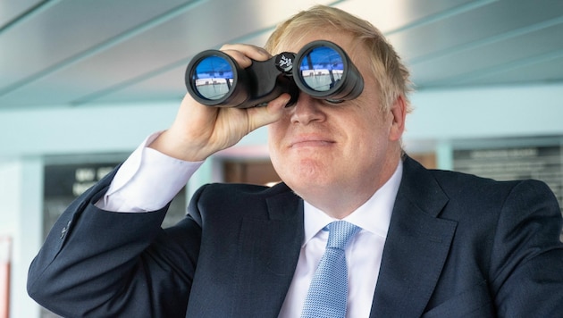 In Großbritannien blickt man mit Sorge über die Ländergrenzen hinweg - neben den Bürgern gilt die Warnung auch für Premier Boris Johnson (im Bild). (Bild: AFP/Dominic Lipinski)