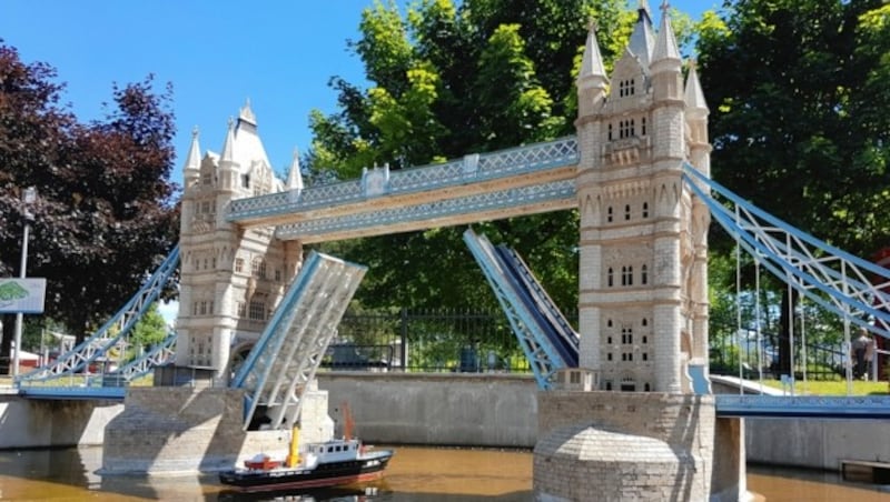 Die Tower Bridge im Minimundus kann jetzt seine Tore automatisch hochfahren. (Bild: Minimundus)