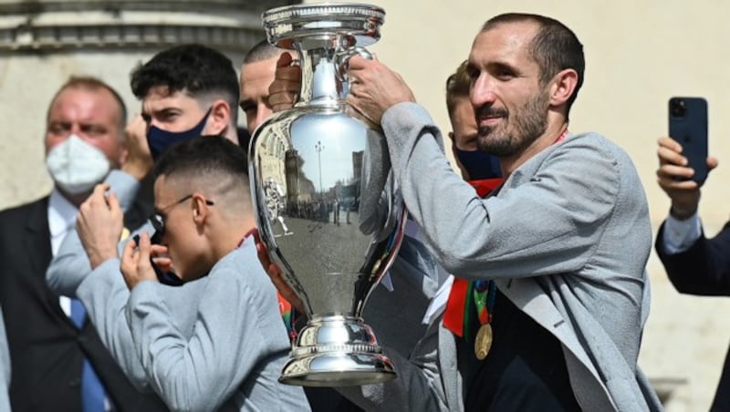 Giorgio Chiellini mit EM-Pokal (Bild: AFPAPA/AFP/Vincenzo PINTO)